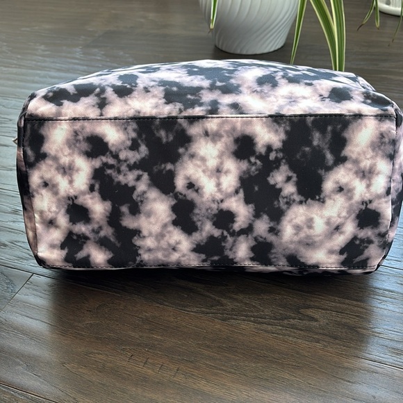 Olivia Miller Dylan,Large zip top tote w/wristlet bag,tie dye, multi-use,light - Picture 7 of 16